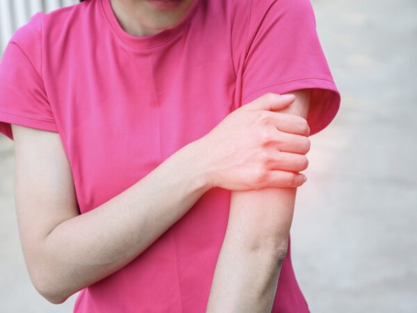 Schmerzen im linken Oberarm bei einer Frau